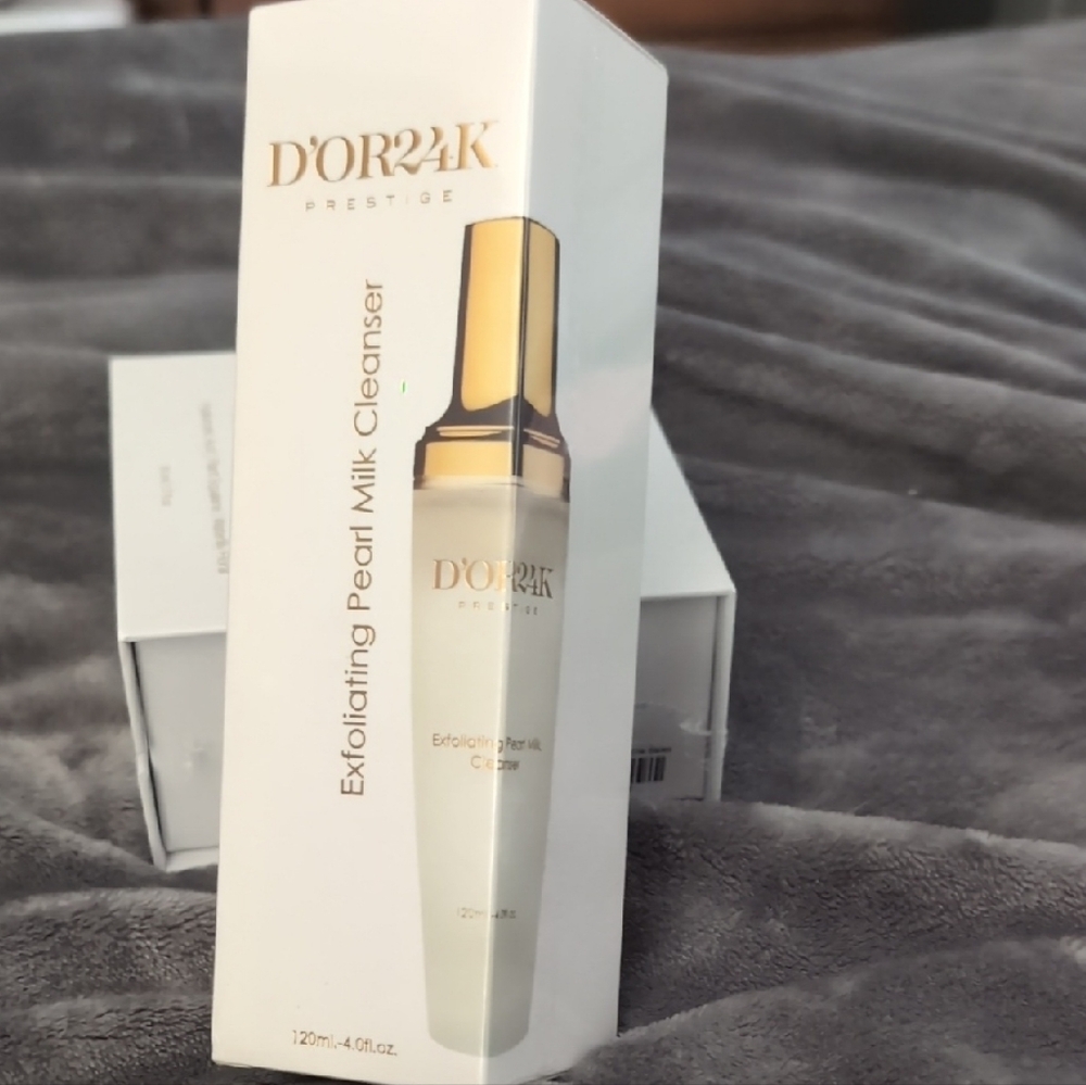 Exfoliating Pearl Milk Cleanser - Gold and White
